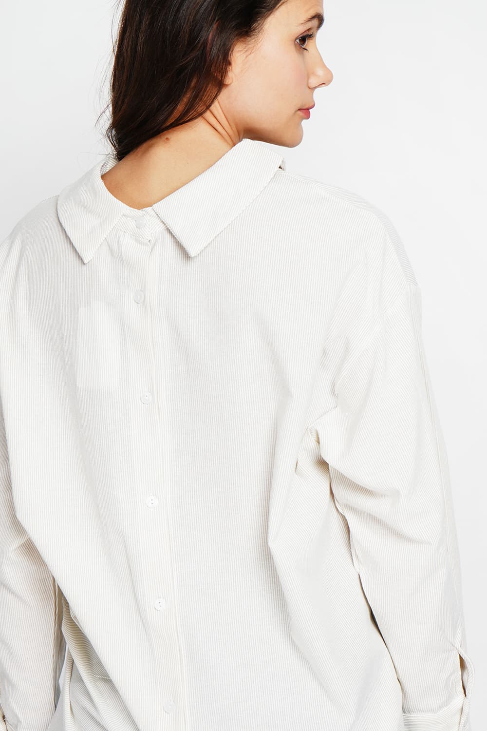 Tunique col chemise boutonnée au dos et poignet à manches longueur 10