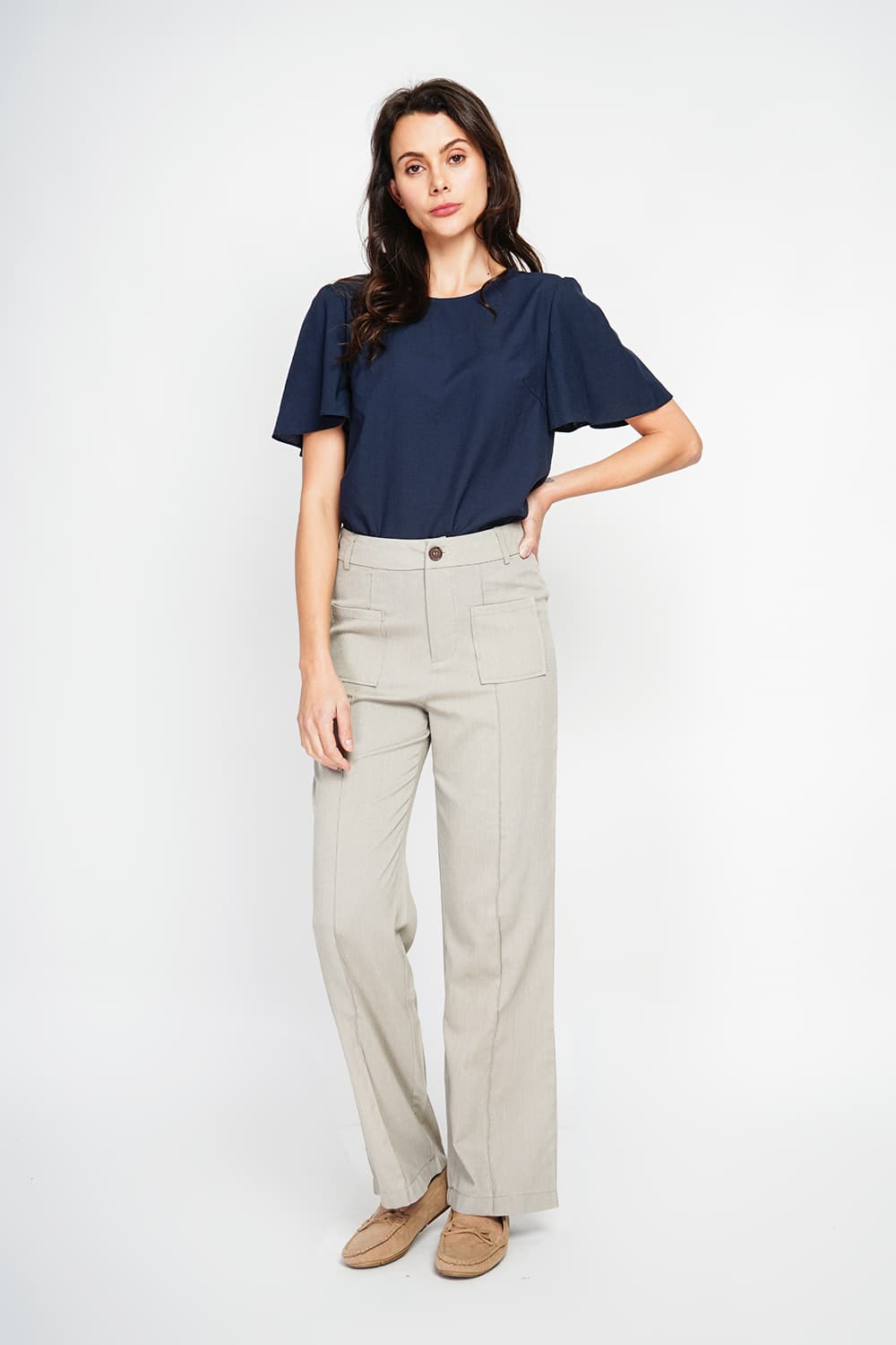 Top col rond fente au dos fermé par un bouton à manches courtes 10