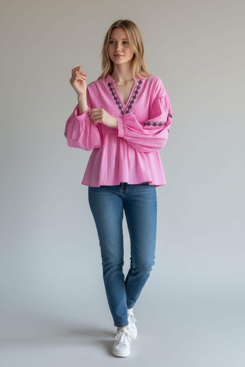 Blouse col tunisien en brodé à manches longues 9