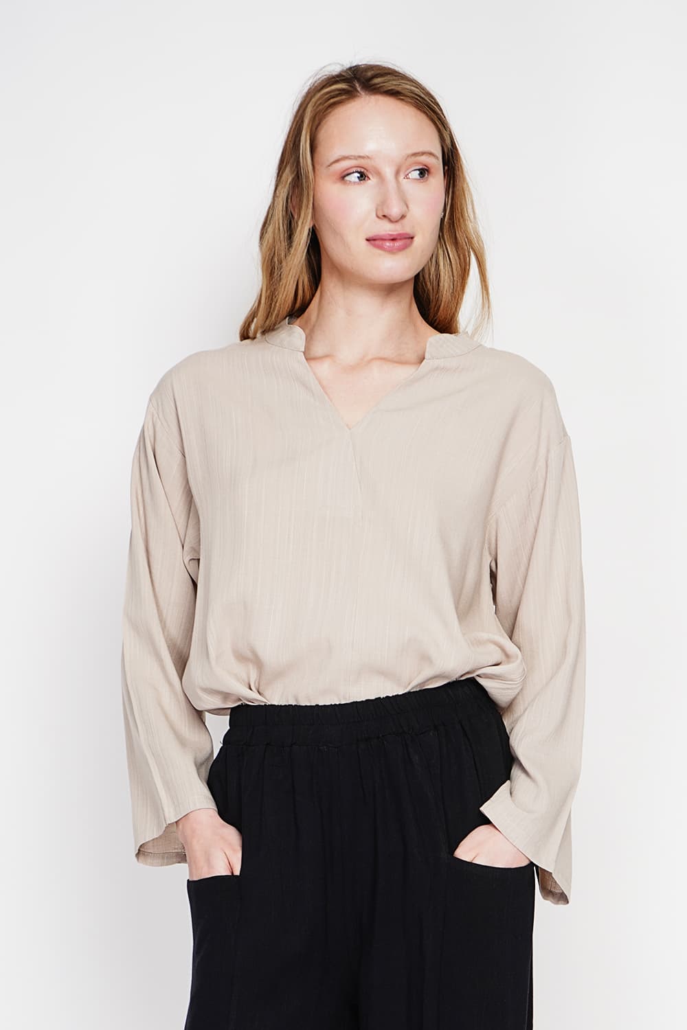 Blouse coupe ample col V en type polo à manches courtes 13