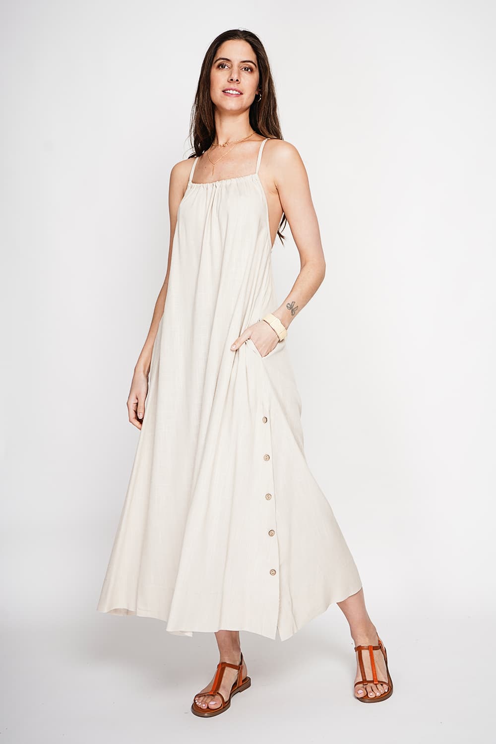 Robe longue en bretelle boutonnage sur les cotes 5