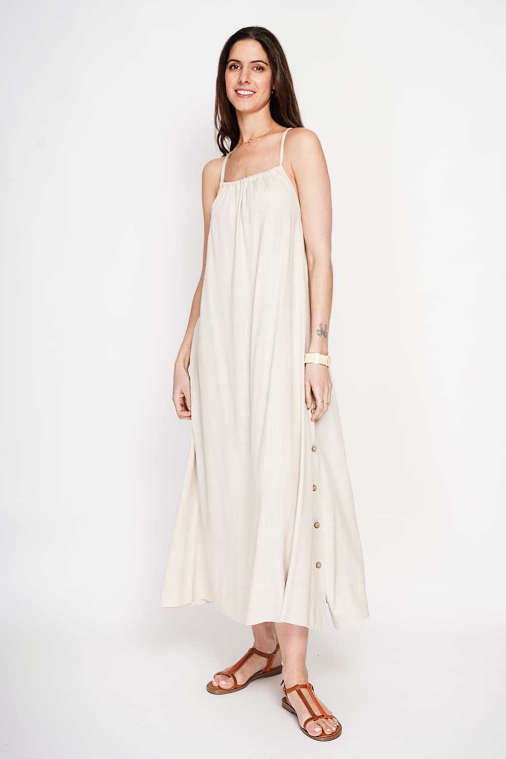 Robe longue en bretelle boutonnage sur les cotes 7