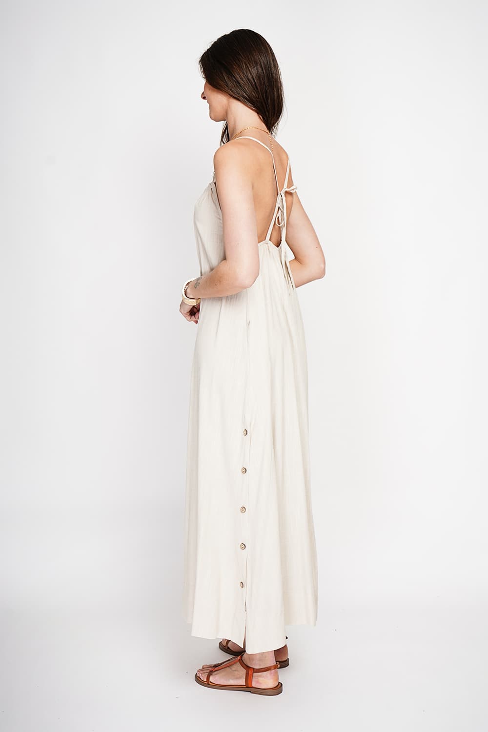 Robe longue en bretelle boutonnage sur les cotes 8