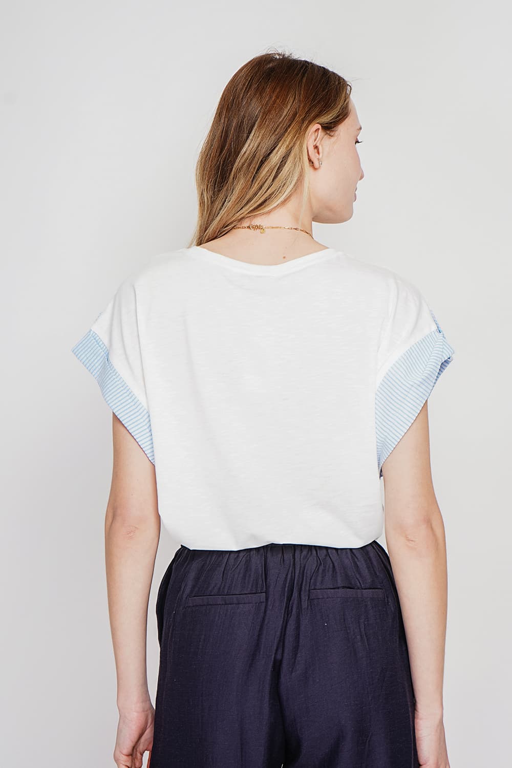 T-shirt col rond coupe oversize manches court avec patte boutons 2