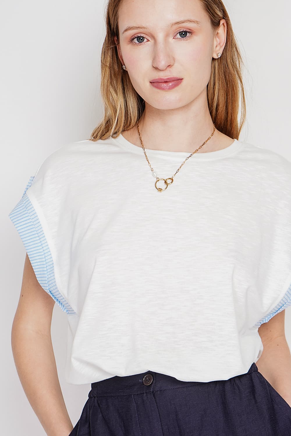 T-shirt col rond coupe oversize manches court avec patte boutons 3