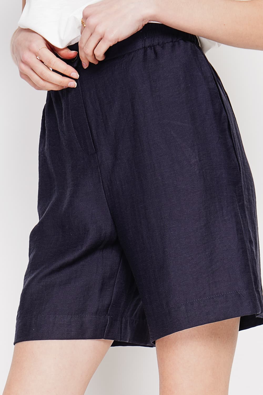 Bermuda taille haute coupe droite avec poche latérale 9
