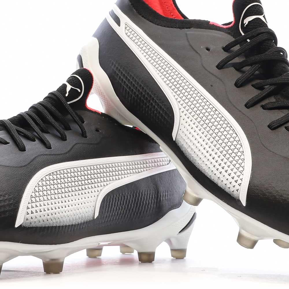Chaussures de football Noire/Blanche Homme PumaKing Ultimate 7