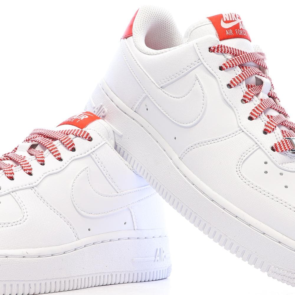 Baskets Blanches/Rouge Mixte Nike Air Force 1 07 7
